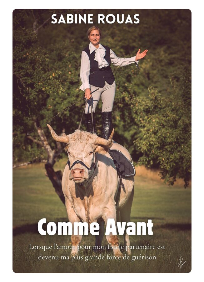 Couverture du livre «&nbsp;Comme Avant&nbsp;» de Sabine Rouas, debout sur le dos d’Aston dans un pré